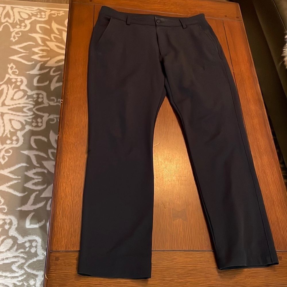 Under Armor mens golf pants 36 / 32. Black. Some flaws.